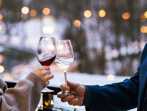 verres de vin en couple sur la terrasse de l'hôtel Quartier des marinas