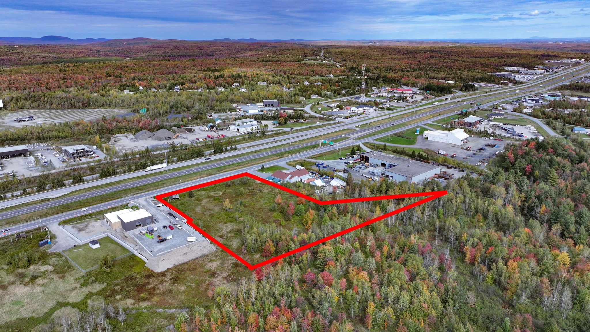 image d'un terrain commercial au bord d'une route principale