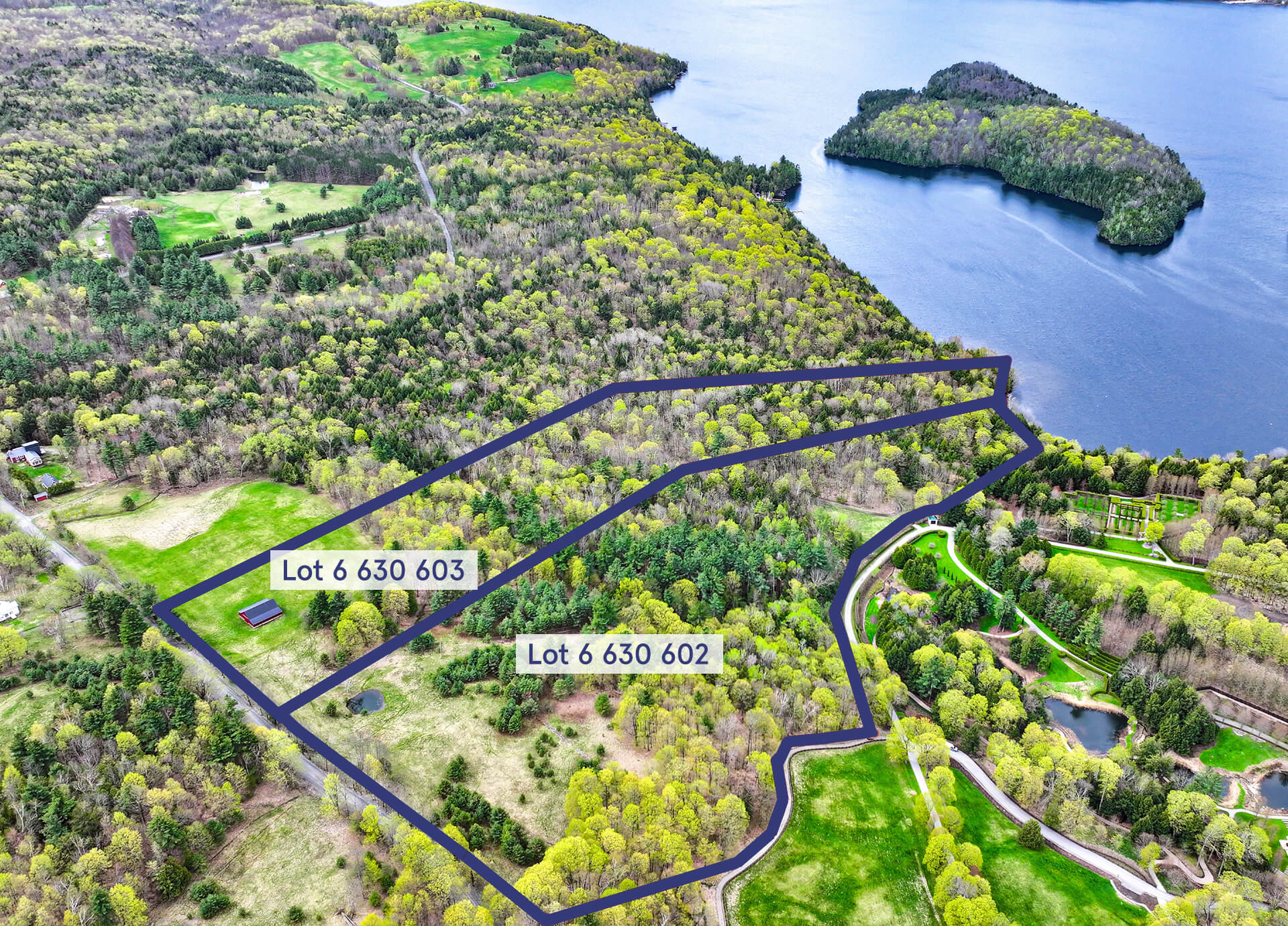 vue aérienne de deux terrains en bordure du lac Memphrémagog délimités par un tracé bleu foncé